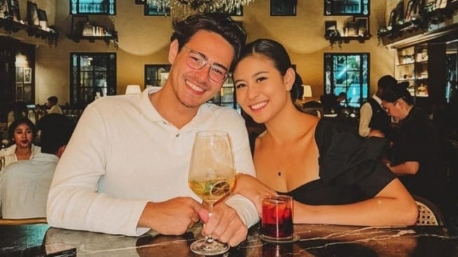 Bela-belain Pindah Negara, Awkarin Tetap Dicampakkan Pacar Bule