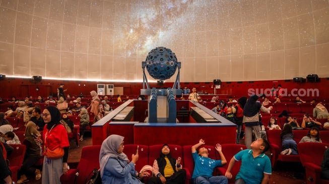 Pengunjung menyaksikan pertunjukkan simulasi langit di Planetarium Taman Ismail Marzuki (TIM), Cikini, Jakarta, Kamis (25/12/2025). [ANTARA FOTO/Bayu Pratama S/nym]