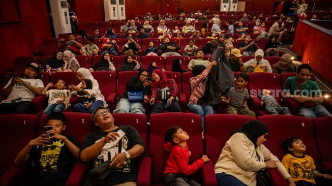 Pengunjung menyaksikan pertunjukkan simulasi langit di Planetarium Taman Ismail Marzuki (TIM), Cikini, Jakarta, Kamis (25/12/2025). [ANTARA FOTO/Bayu Pratama S/nym]