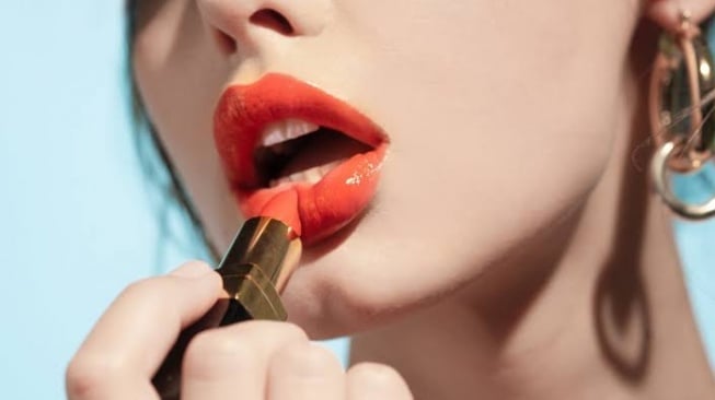 7 Lipstik Anti Bibir Kering dan Awet Tahan Lama, Tak Perlu Touch Up Berkali-kali