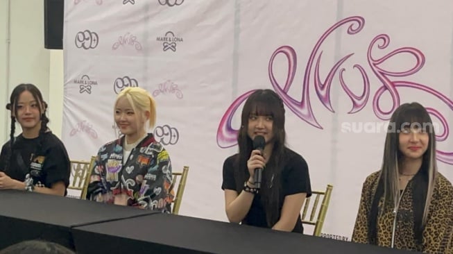 Girl group VVUP saat datang ke Jakarta untuk acara Mark & Loona di Lippo Mall Puri, Jakarta Barat pada Jumat, 26 Desember 2025