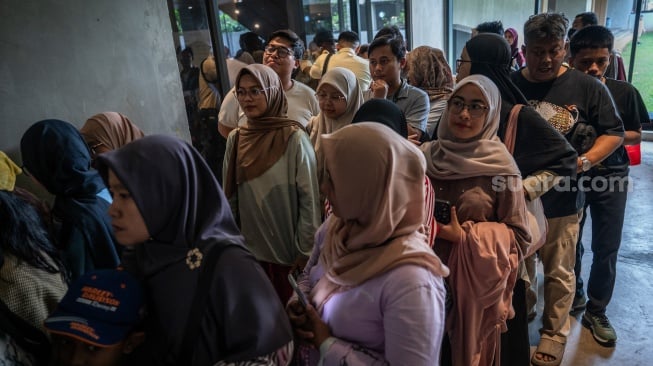 Sejumlah pengunjung antre untuk mendapatkan tiket masuk ke Planetarium Jakarta di Taman Ismail Marzuki (TIM), Cikini, Jakarta, Kamis (25/12/2025). [ANTARA FOTO/Bayu Pratama S/nym]