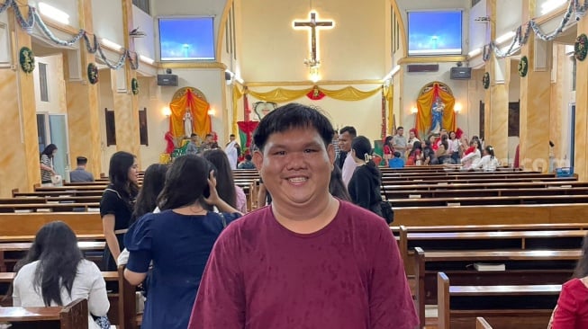 Kevin Leonardy, usai pelaksanaan ibadah di Gereja Katolik Hati Kudus (GKHK) dalam ibadah misa malam Natal. [Suara.com/Iskandar]