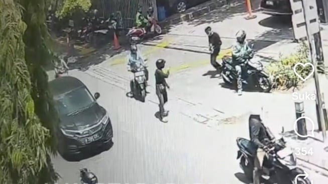 Terekam CCTV! Detik-Detik Curanmor Bersenpi Teror Warga Kembangan di Siang Bolong