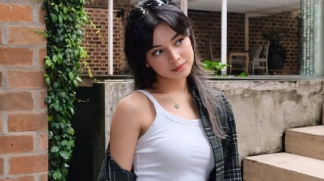 4 Inspirasi OOTD Pakai Kemeja ala Yoriko Angeline, Simpel tapi Chic!