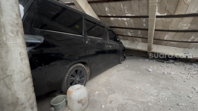 Belum Dievakuasi, Begini Penampakan Mobil yang Tertimpa Reruntuhan Bangunan Parkir di Koja