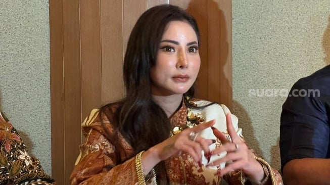 Ayu Aulia menggelar jumpa pers terkait kisruh dirinya menjadi anggota tim kreatif Kementerian Pertahanan (Kemhan RI), di kawasan Senayan, Jakarta Pusat, Senin (26/12/2025). [Tiara Rosana/Suara.com]