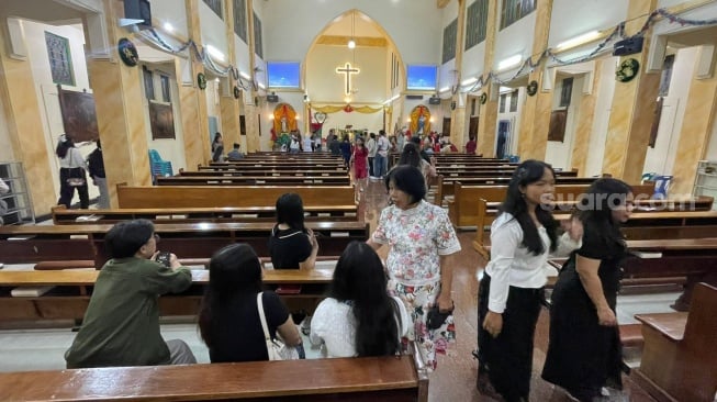 Suasana ibadah umat Katolik di daerah yang menerapkan syariat Islam, berlangsung khidmat di Kota Banda Aceh. Suasana ini terlihat di Gereja Katolik Hati Kudus (GKHK) dalam ibadah misa malam Natal, Rabu malam 24 Desember 2025. [Suara.com/Iskandar]