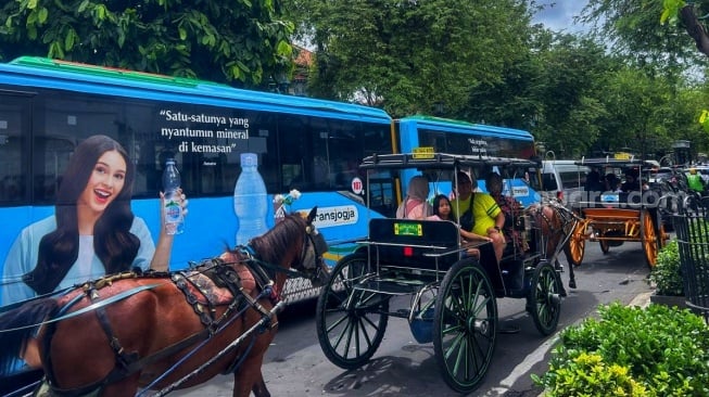Suasana Kawasan Malioboro dipadati wisatawan dalam libur Nataru, Jumat (26/12/2025). [Suara.com/Putu]