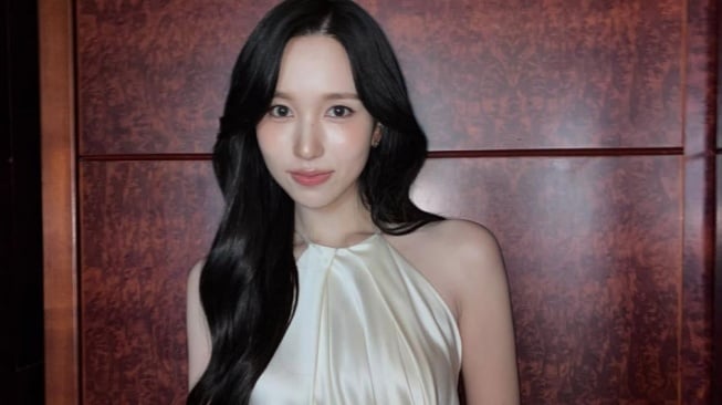 Gaya Sporty ke Classy, Ini 4 Look OOTD ala Mina TWICE Buat Kamu Sontek!