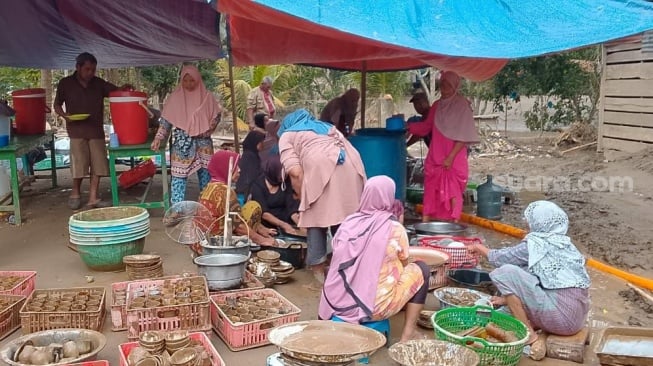 Warga di Gampong Kubu Kecamatan Peusangan Siblah Krueng, Kabupaten Bireuen, memasak di dapur umum. Mereka dalam kondisi darurat terutama air bersih dan sanitasi. [dokumentasi warga]