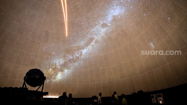 Pengunjung menyaksikan pertunjukkan simulasi langit di Planetarium Taman Ismail Marzuki (TIM), Cikini, Jakarta, Kamis (25/12/2025). [ANTARA FOTO/Bayu Pratama S/nym]