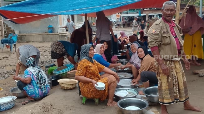 Warga di Gampong Kubu Kecamatan Peusangan Siblah Krueng, Kabupaten Bireuen, memasak di dapur umum. Mereka dalam kondisi darurat terutama air bersih dan sanitasi. [dokumentasi warga]
