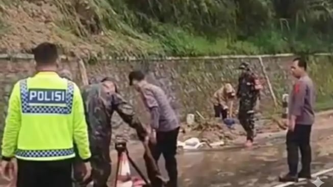 Longsor Tebing 10 Meter Terjang Mobil di Jalur TawangmanguMagetan, Akses Wisata Sempat Lumpuh!