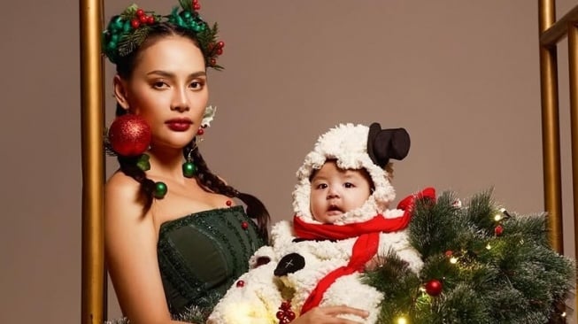 Beda dengan Jennifer Coppen, Erika Carlina Tak Masalah Anaknya Dipegang Orang Tak Dikenal