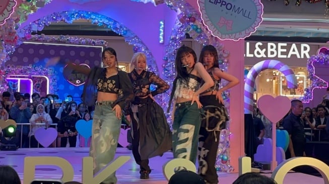 Girl group VVUP saat datang ke Jakarta untuk acara Mark & Loona di Lippo Mall Puri, Jakarta Barat pada Jumat, 26 Desember 2025. [Rena Pangesti/Suara.com]