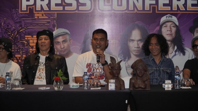 Jumpa pers jelang Konser Slank bertajuk &ldquo;Hey 42th Slank, HS Berani Kita Beda Peduli Sumatra&rdquo; yang akan berlangsung di Pantai Mertasari, Sanur, Bali pada Sabtu (27/12/2025). Seluruh keuntungan dalam konser ini akan didonasikan buat korban bencana di Aceh dan Sumatra. [dokumentasi pribadi]