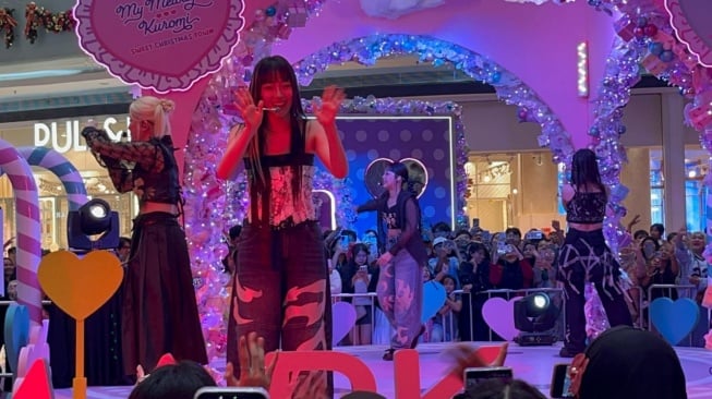 Girl group VVUP saat datang ke Jakarta untuk acara Mark & Loona di Lippo Mall Puri, Jakarta Barat pada Jumat, 26 Desember 2025. [Rena Pangesti/Suara.com]