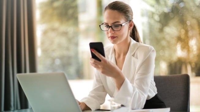 Fenomena Gen Z Rela Kerja Lembur Demi Bisa Berlibur, Tren yang Sepadan?