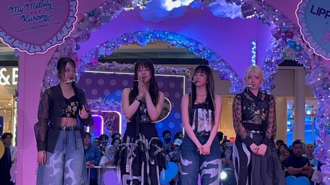 Gebrakan VVUP di Jakarta, Kim Cs Bikin Heboh Joget "Eeee A" di Panggung