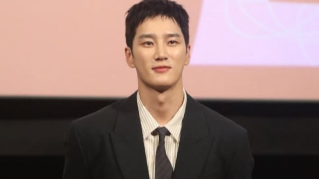 Daily OOTD ala Ahn Bo Hyun: 4 Ide Look Simpel Maskulin Buat Sehari-hari!