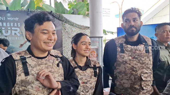 Ajang Reuni, Yusuf Mahardika dan Yasamin Jasem 'Perang' Peluru Cat di Arena Mirip Set Film Timur