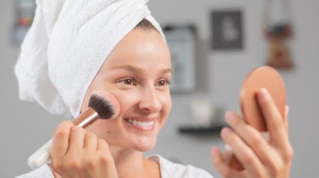 5 Rekomendasi Bedak Untuk Kulit Berminyak, Cocok Untuk Aktivitas Seharian