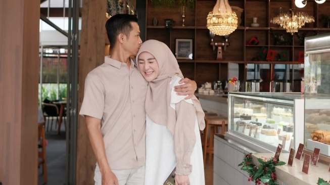 Dicurigai Pisah, Larissa Chou Kini Pamer Kemesraan dengan Suami