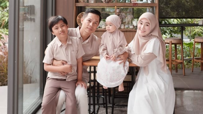 Larissa Chou pamer kemesraan lagi dengan Ikram Rosadi. (Instagram/larissachou)