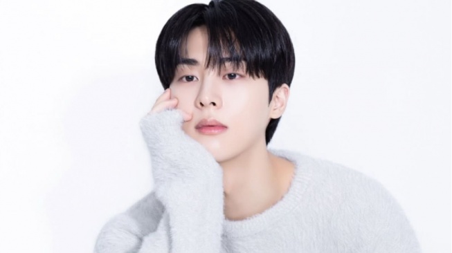 4 Ide Gaya Harian Minimalis ala Kim Mu Jun, Cocok Buat Pencinta Basic Look!