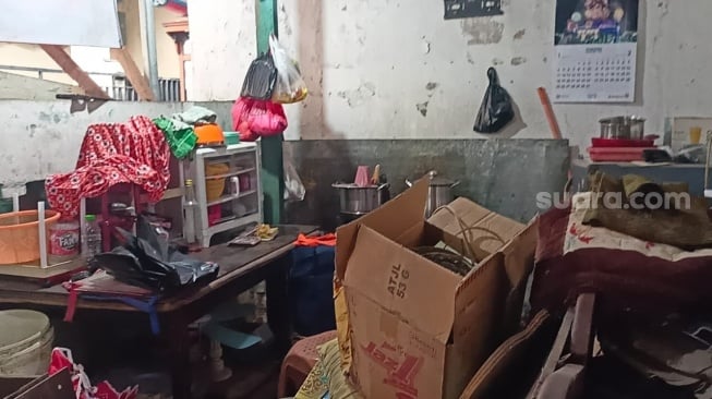 Kondisi rumah Didin Boneng yang ambruk karena curah hujan tinggi sejak Mnggu (28/1/2025). [Rena Pangesti/Suara.com]