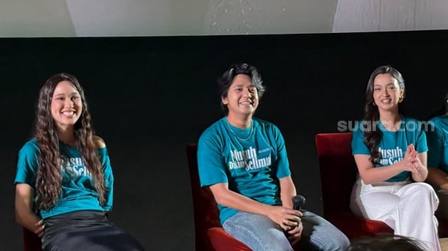 Para bintang film Musuh Dalam Selimut: Arbani Yasiz, Yasmin Napper, dan Megan Domani ditemui di kawasan Kuningan, Jakarta Selatan, Senin (29/12/2025). [Tiara Rosana/Suara.com