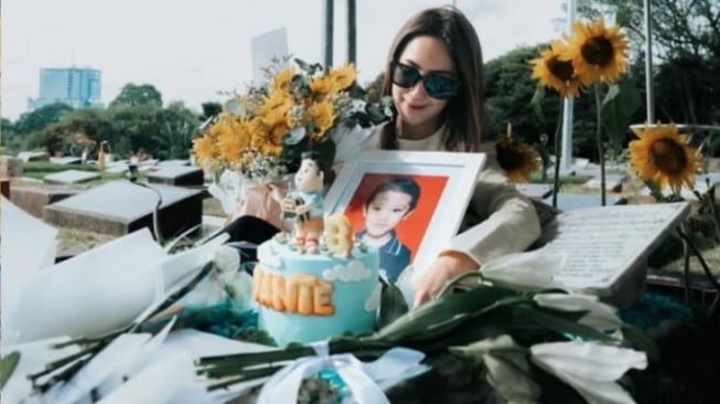 Penuh Haru, Tamara Tyasmara Rayakan Ultah Dante ke-8dengan Doa di Pemakaman