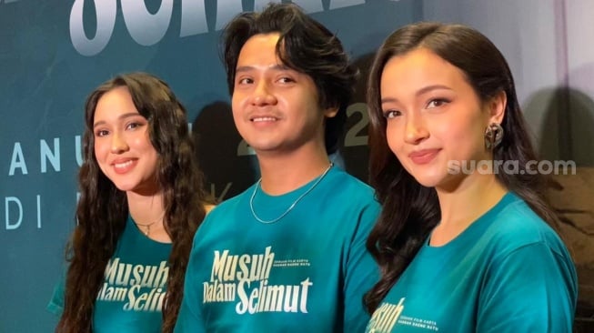 Para bintang film Musuh Dalam Selimut: Arbani Yasiz, Yasmin Napper, dan Megan Domani ditemui di kawasan Kuningan, Jakarta Selatan, Senin (29/12/2025). [Tiara Rosana/Suara.com