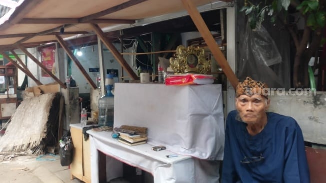 Diding Boneng ditemui di rumahnya yang ambruk karena hujan, di kawasan Matraman, Jakarta Timur, Senin (29/2025). [Rena Pangesti/Suara.com]