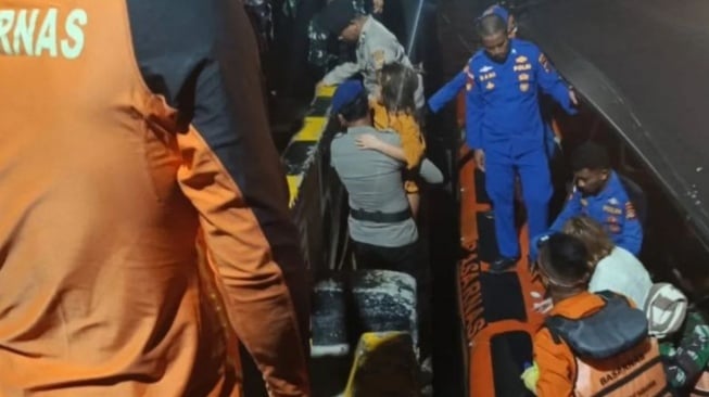 Tim SAR gabungan saat mengevakuasi jenazah korban kecelakaan kapal di perairan Pulau Padar Labuan Bajo, Kabupaten Manggarai Barat, Nusa Tenggara Timur (NTT). (Foto dok. Kantor Basarnas Maumere)