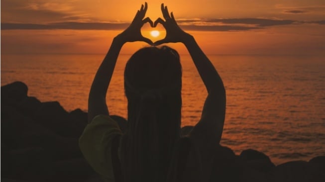 6 Inspirasi Outfit Kasual Feminin ala Baifern Pimchanok, Auto Stunning!