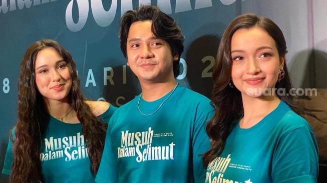 Para bintang film Musuh Dalam Selimut: Arbani Yasiz, Yasmin Napper, dan Megan Domani ditemui di kawasan Kuningan, Jakarta Selatan, Senin (29/12/2025). [Tiara Rosana/Suara.com