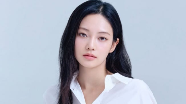 Smart Casual hingga Edgy Style, Intip 4 Mix and Match OOTD ala Woo Da Vi