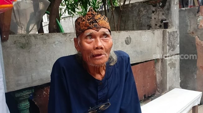 Rumahnya Ambruk, Diding Boneng Kini Ngungsi ke Kantor RW