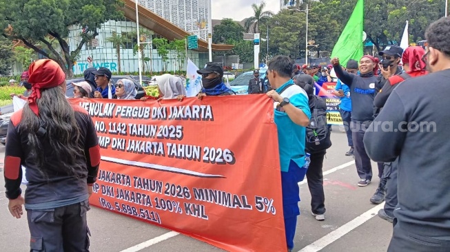Buruh KSPI Demo Dekat Istana: Tuntut UMP DKI Jadi Rp5,8 Juta, Anggap Angka Pramono Tak Sesuai KHL