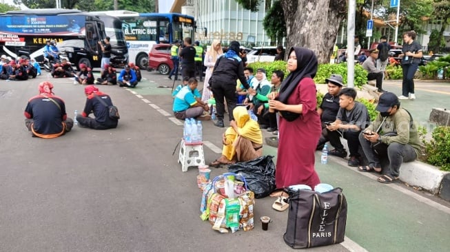 Saat Orasi Membakar Semangat, PKL Raup Cuan di Tengah Demo Buruh Tolak Kenaikan UMP 2026