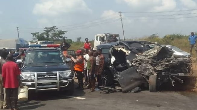 Tak Berbentuk! Potret Mobil Lexus SUV Anthony Joshua Ringsek Parah Usai Kecelakaan Maut di Nigeria