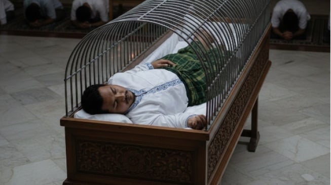 Tidurnya di Serambi Masjid, Bangunnya di Keranda Mayat