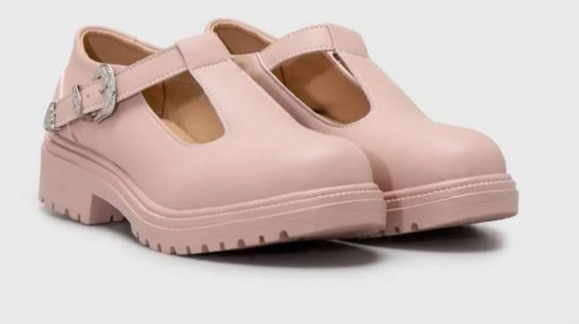 7 Rekomendasi Sepatu Mary Jane Buat Traveling yang Tidak Bikin Kaki Sakit