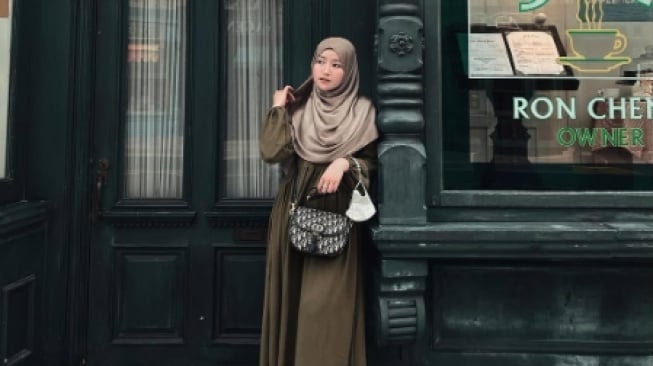 Tampil Santun dan Stylish, Intip 4 Gaya Syar'i Modis ala Monica Sahara!
