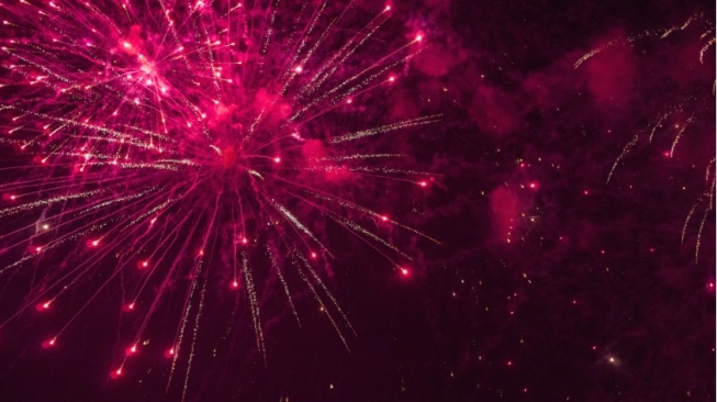 Jebakan Euforia Kolektif: Menelaah Akar Psikologis Perayaan Tahun Baru yang Merusak