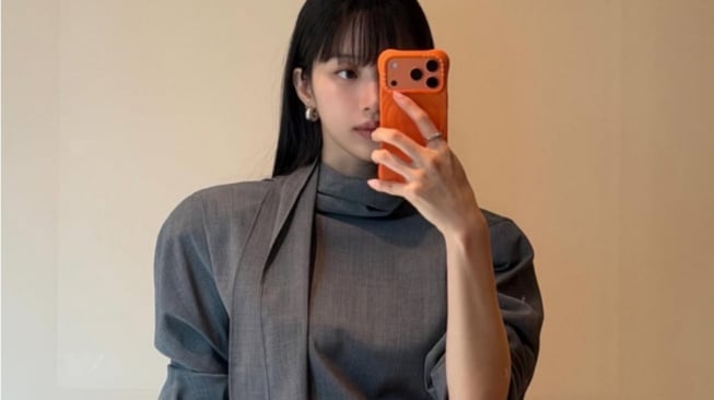 Rayakan Malam Tahun Baru dengan 4 Outfit Dinner ala Moon Ga Young