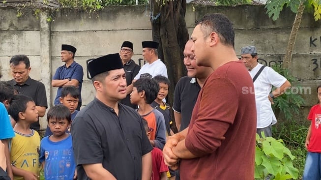 Irfan Hakim ikut mengantakan pemakaman ayah Gilang Dirga, Wendi Indra bin Muhammad Yasin meninggal dunia Rabu (31/12/2025) dini hari tadi dan dimakamkan di TPU Al Hidayah, Pondok Gede, Bekasi, Jawa Barat pagi tadi. [Tiara Rosana/Suara.com]