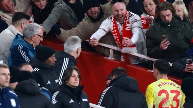Gawang Dirobek 4 Pemain Arsenal, Emiliano Martinez Ribut dengan Fans The Gunners
